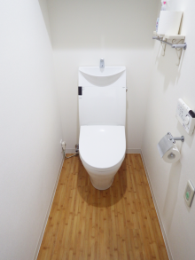 カジュアルポップなアクセントクロスの気分上々トイレ♪ 江東区N様邸 カジュアルポップなアクセントクロスの気分上々トイレ♪ 江東区N様邸